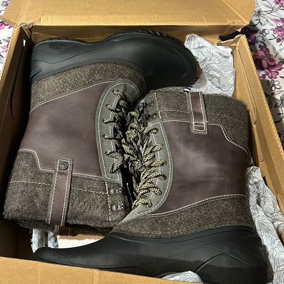 THE NORTH FACE WOMENS SHELLISTA III MID boots. - Picture 5 of 6